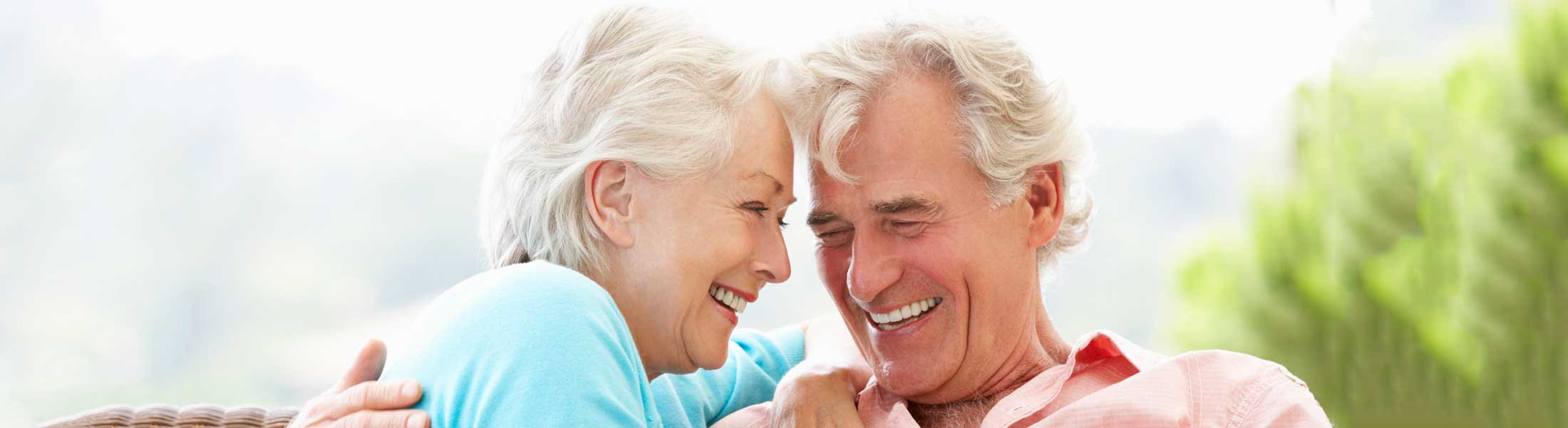 Vollkeramische Lösungen<br><small>Orientiert an der Natur. <br>Zähne die aussehen wie Natürliche.</small> Vollkeramische Lösungen